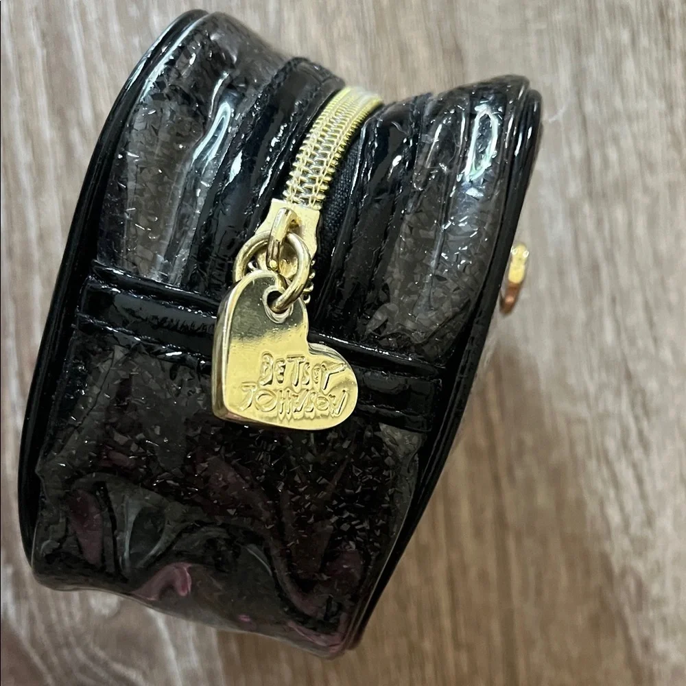 Betsey Johnson Glossy Black Makeup Pouch Bag Zipper Pull Logo Heart Gold Tone
